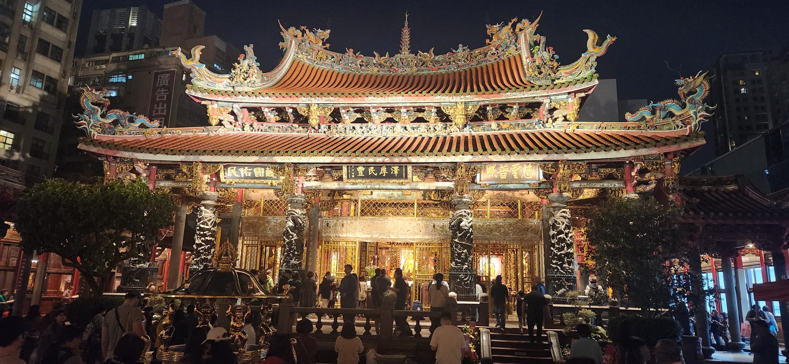 台北萬華龍山寺的屋簷與廟宇外觀